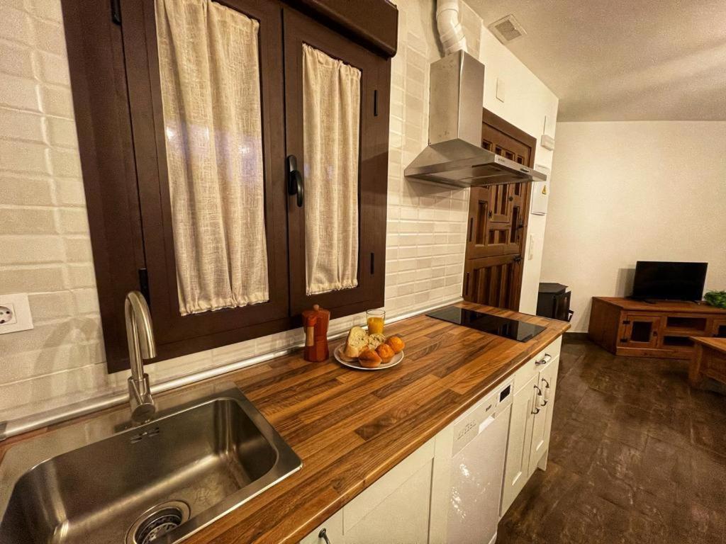 Apartamentos Dona Jimena Del Ambroz 4 Estrellas Complejo Unico En El Centro Del Pueblo - Piscina Ya Abierta Hervás Dış mekan fotoğraf